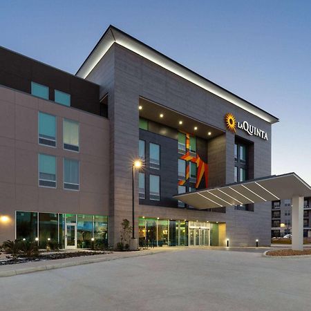 La Quinta Inn & Suites By Wyndham San Antonio At The Rim Екстериор снимка