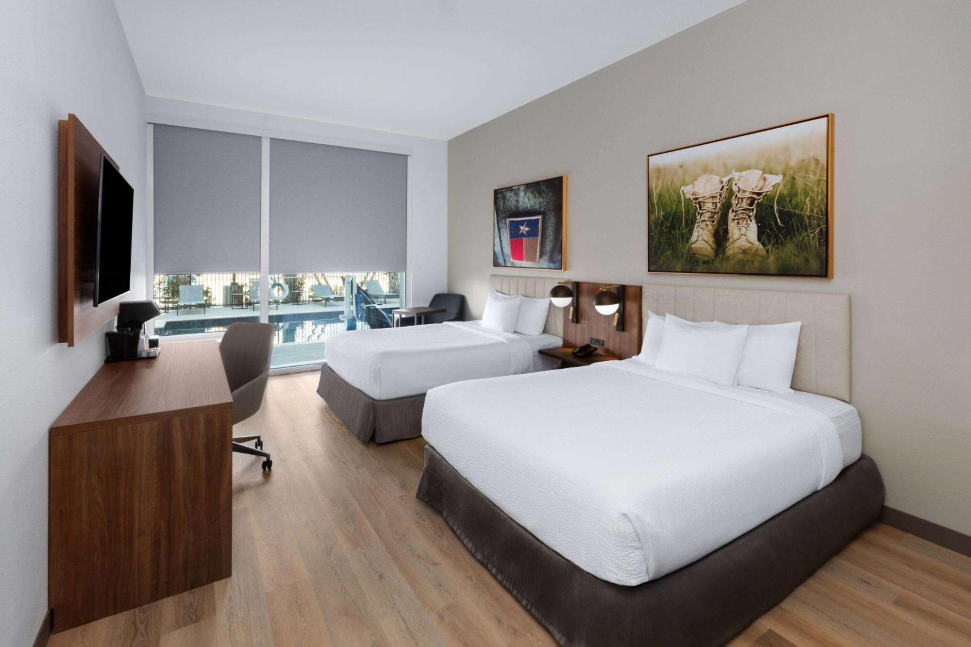 La Quinta Inn & Suites By Wyndham San Antonio At The Rim Екстериор снимка