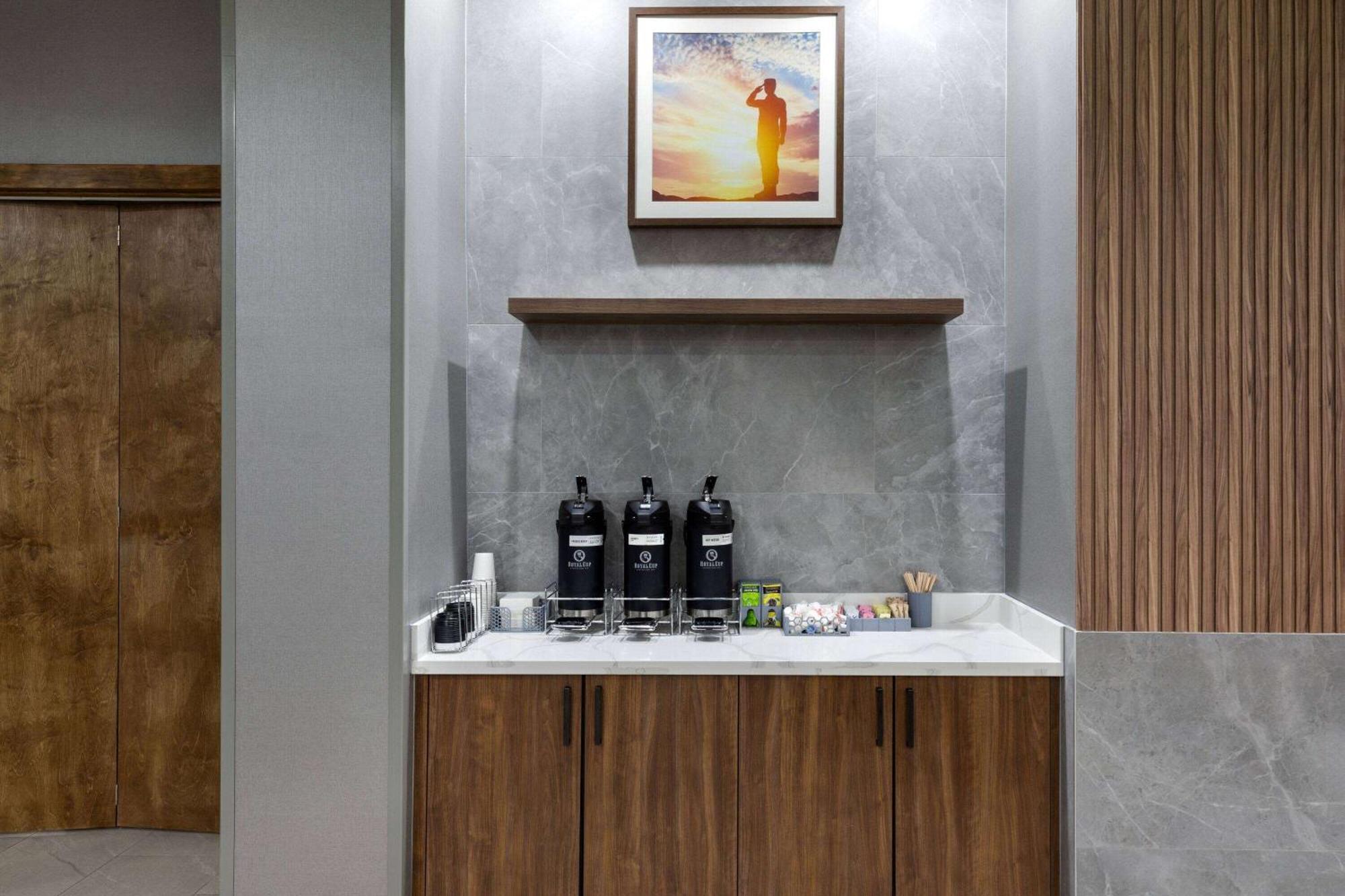 La Quinta Inn & Suites By Wyndham San Antonio At The Rim Екстериор снимка