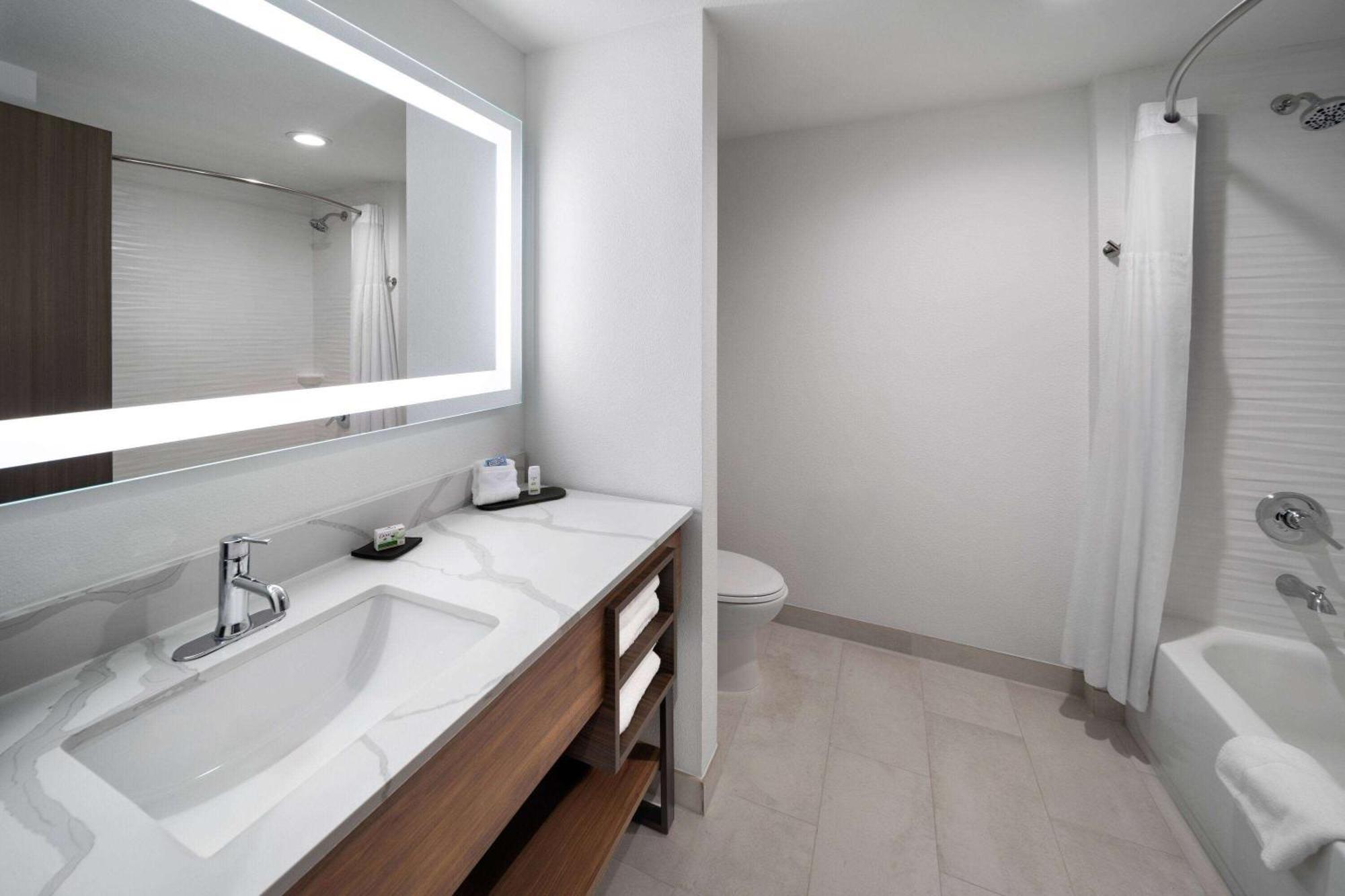 La Quinta Inn & Suites By Wyndham San Antonio At The Rim Екстериор снимка