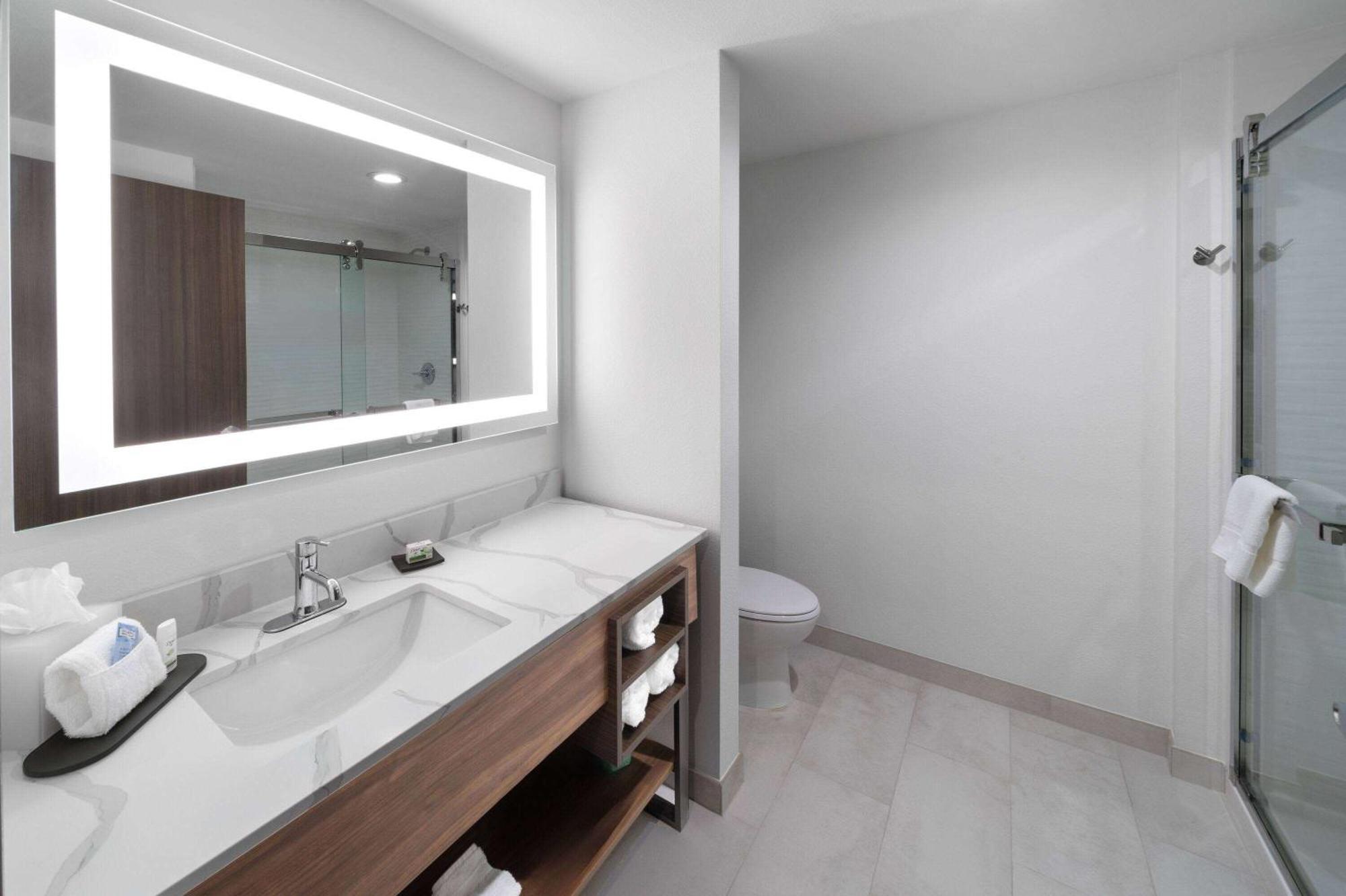 La Quinta Inn & Suites By Wyndham San Antonio At The Rim Екстериор снимка