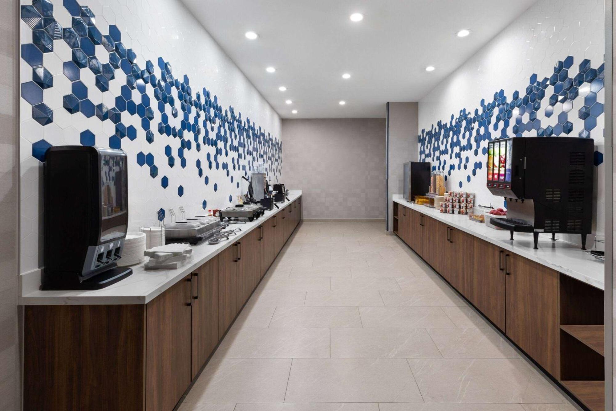 La Quinta Inn & Suites By Wyndham San Antonio At The Rim Екстериор снимка