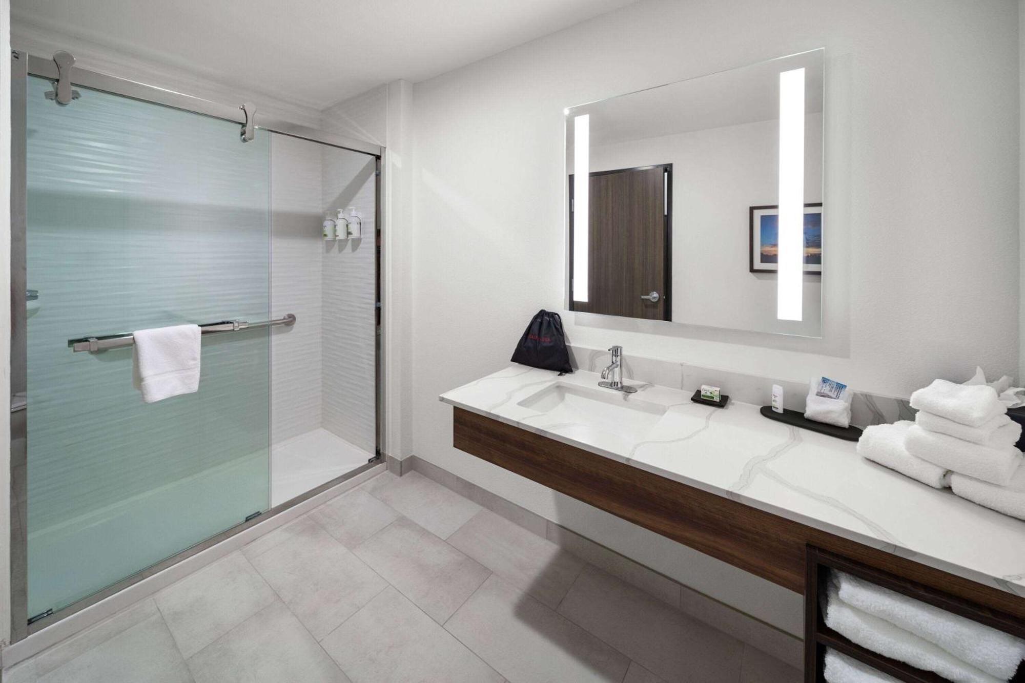 La Quinta Inn & Suites By Wyndham San Antonio At The Rim Екстериор снимка