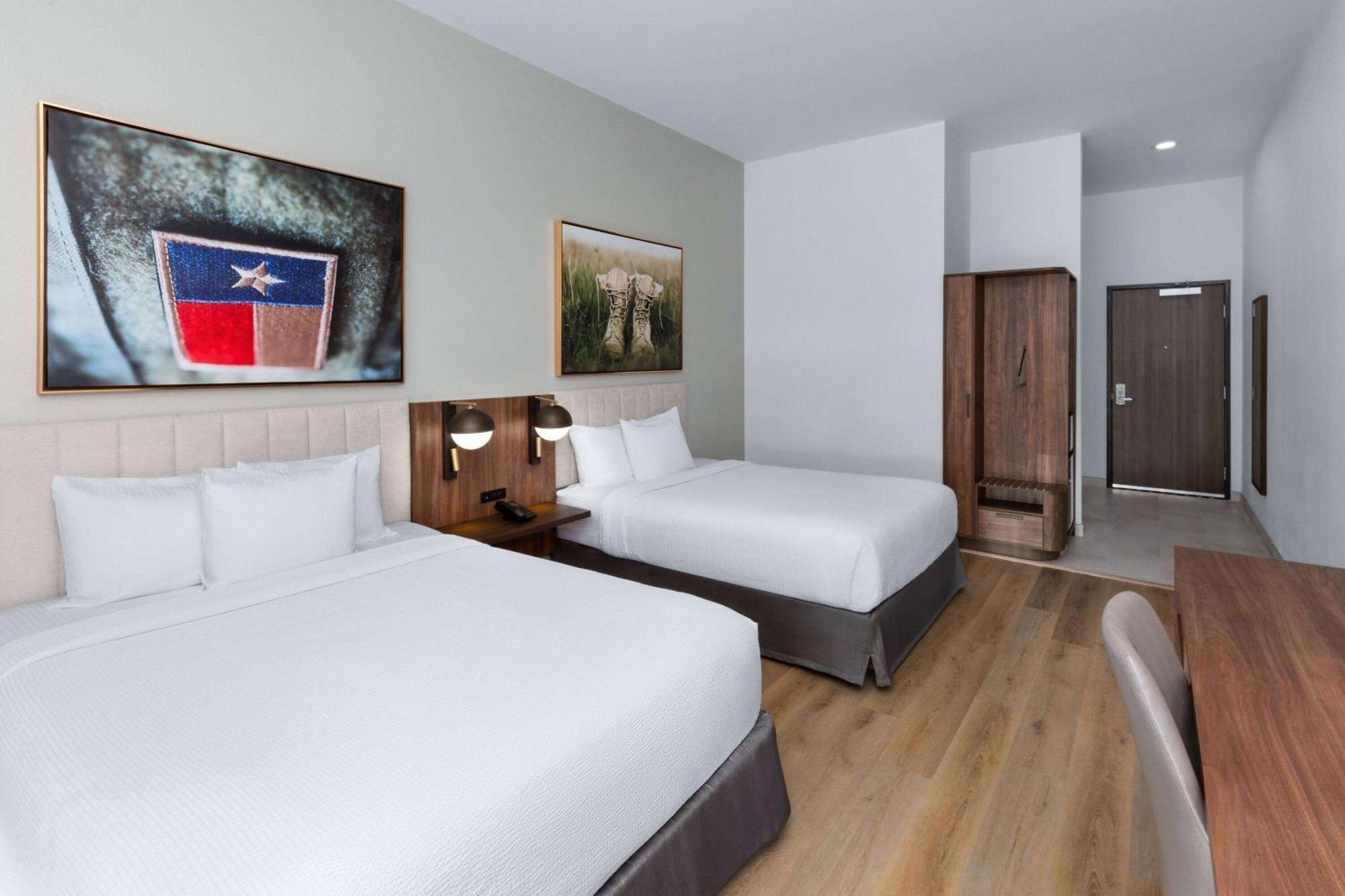 La Quinta Inn & Suites By Wyndham San Antonio At The Rim Екстериор снимка