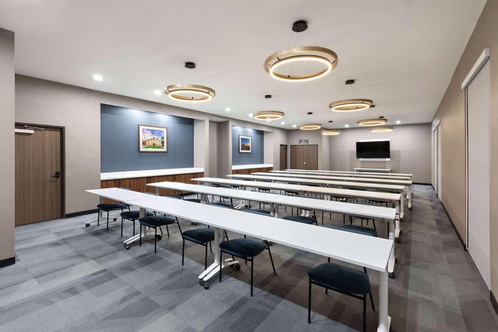 La Quinta Inn & Suites By Wyndham San Antonio At The Rim Екстериор снимка