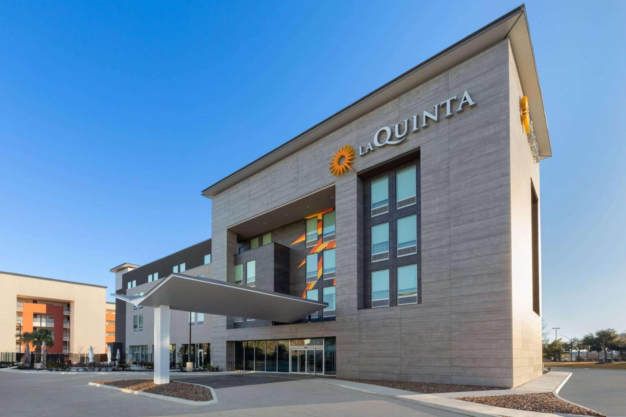 La Quinta Inn & Suites By Wyndham San Antonio At The Rim Екстериор снимка
