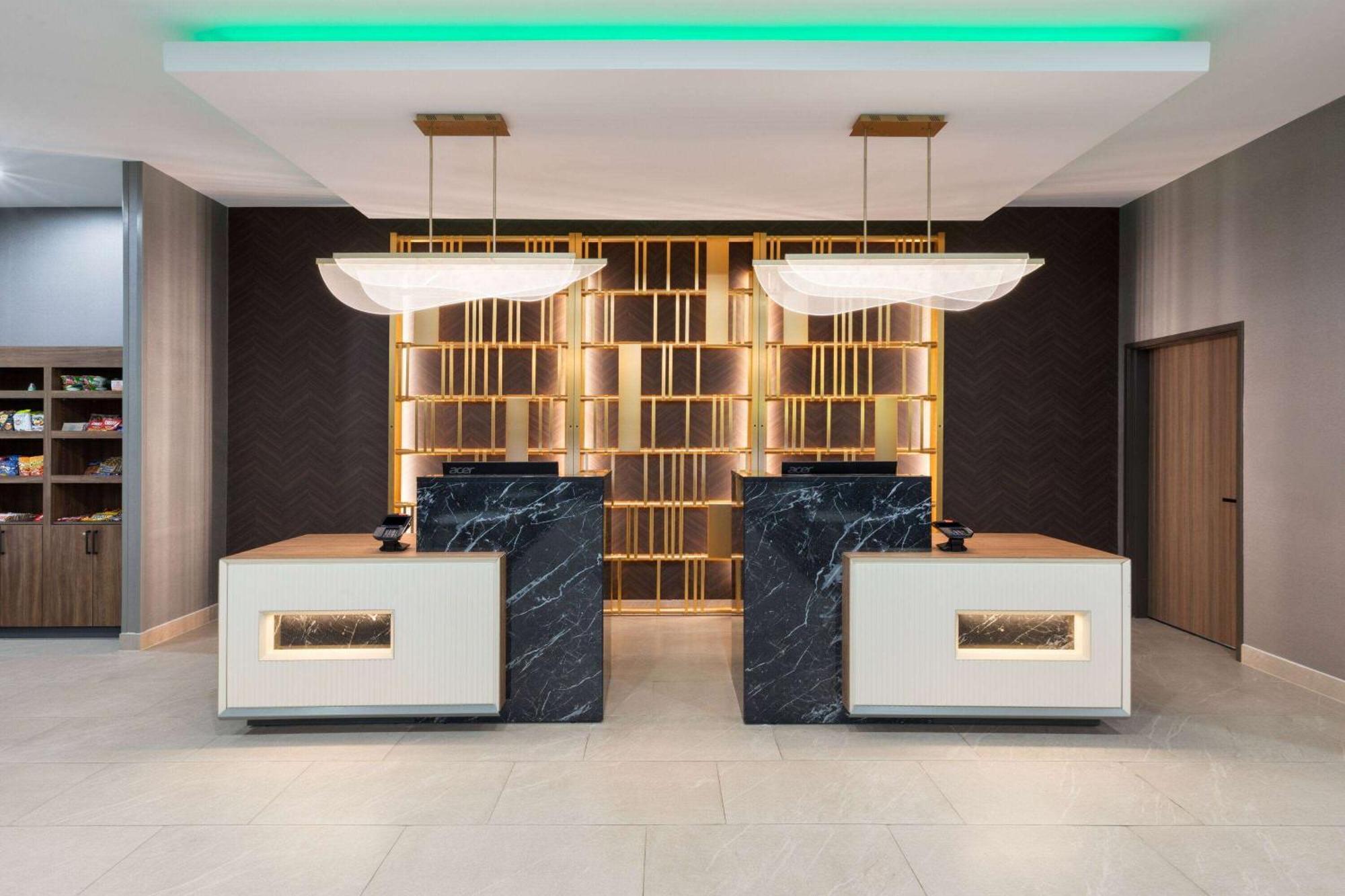 La Quinta Inn & Suites By Wyndham San Antonio At The Rim Екстериор снимка