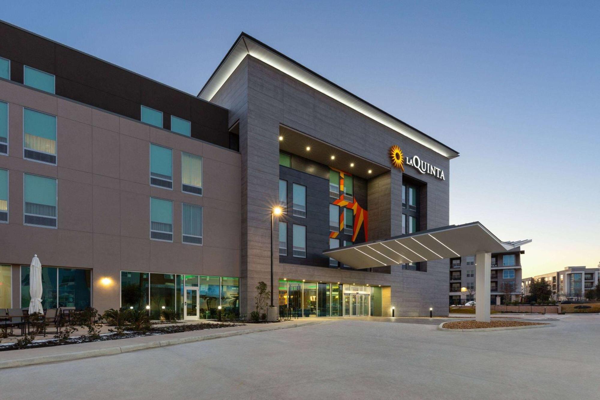 La Quinta Inn & Suites By Wyndham San Antonio At The Rim Екстериор снимка
