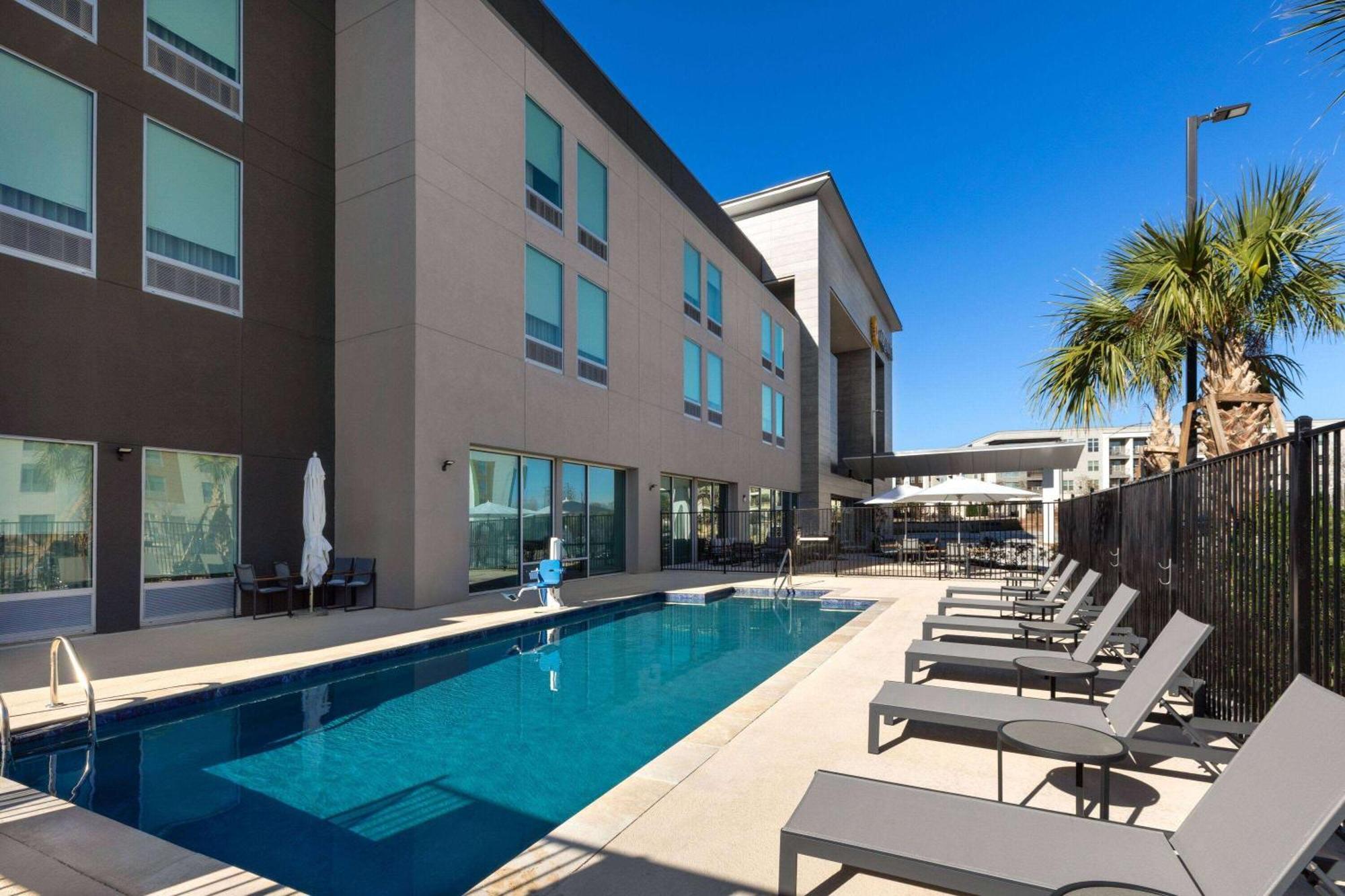 La Quinta Inn & Suites By Wyndham San Antonio At The Rim Екстериор снимка